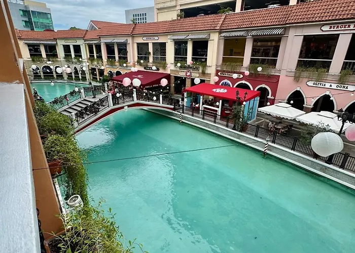 Luxury Venice Balcony Netflix Apartment